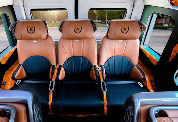 9-Seater Limousine Rental to Hai Phong